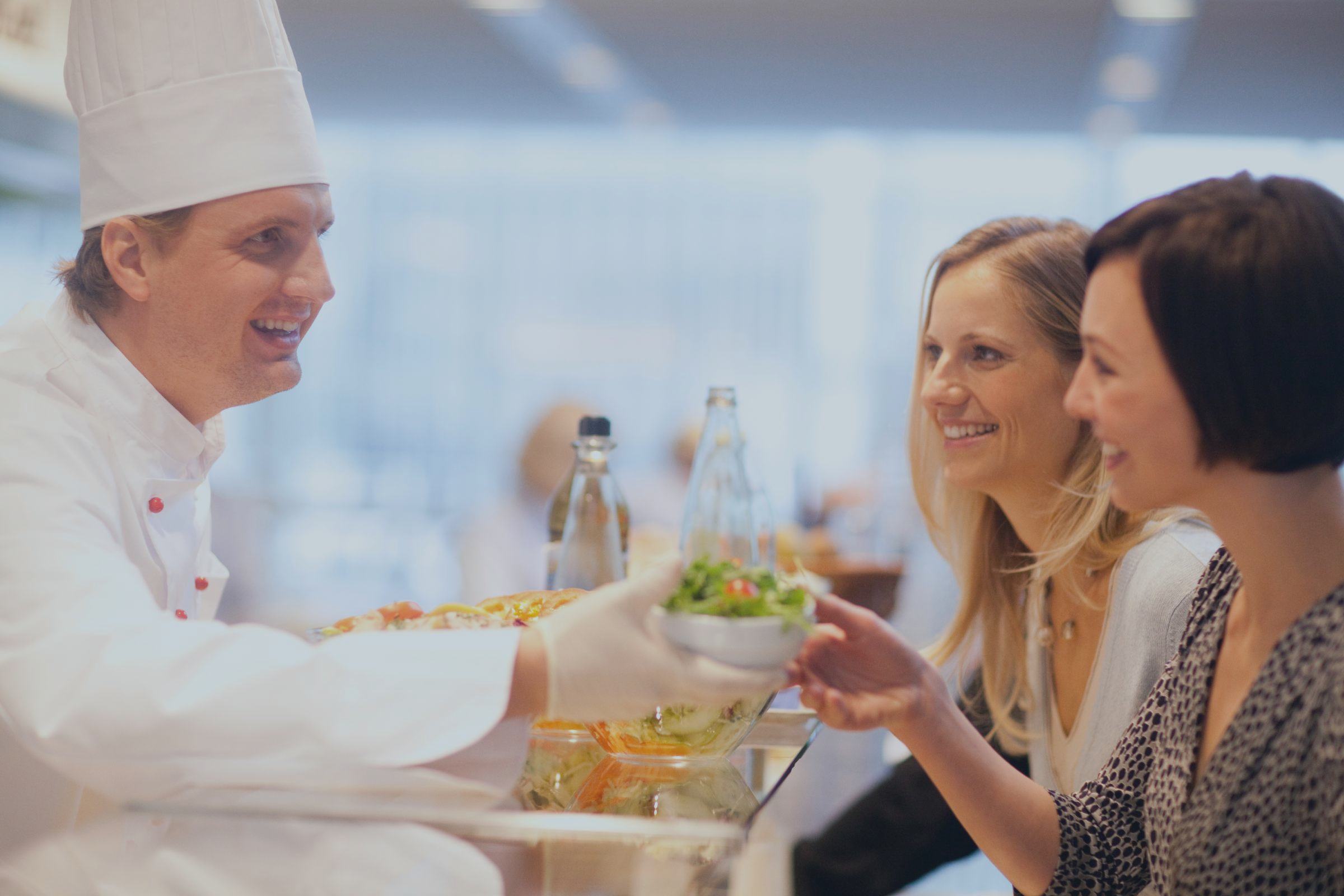 Kuchařka podává jídlo