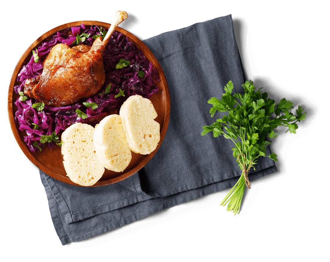 Chutný domácí oběd. Kuřecí maso s knedlíkem a zelím.